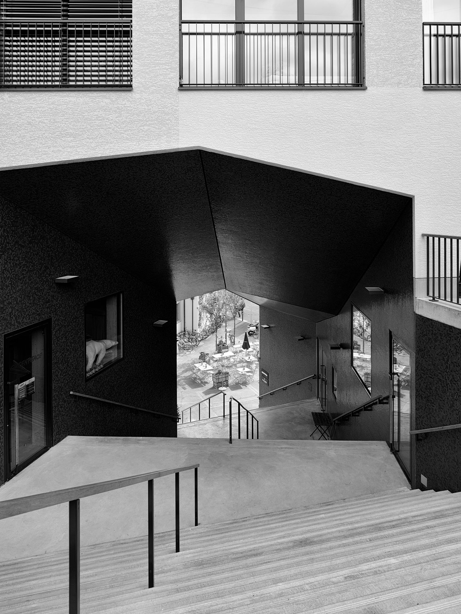 E14520 Alpa 045712 BW SCREEN